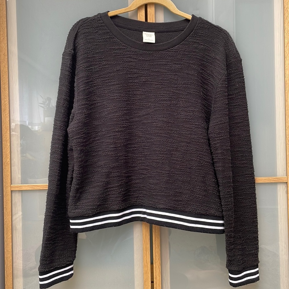 Abercrombie & Fitch black cropped textured sweater w/black & white stripe trim L